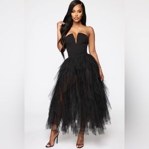 Strapless black tulle dress. Medium